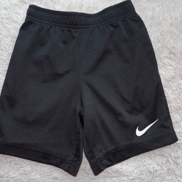 Boys Size 6 Nike Black Dri-Fit Mesh Shorts, 6" Inseam - Picture 2 of 6